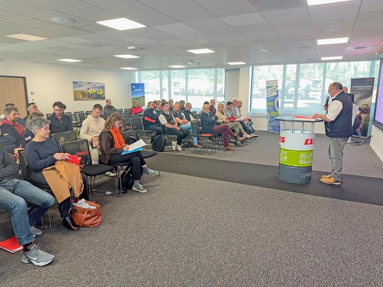 Jeudi 10 avril, à Ymeray. Le site Claas a accueilli l'assemblée générale de la FRCuma, la dernière pour son président Stéphane Dubois (à d.).