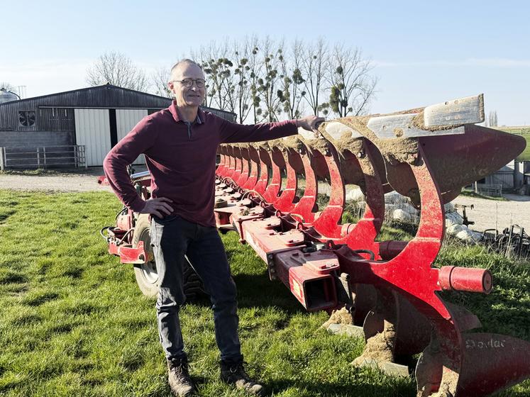 Christophe Baudrin a choisi une charrue déchaumeuse pour avoir des sols de qualité.