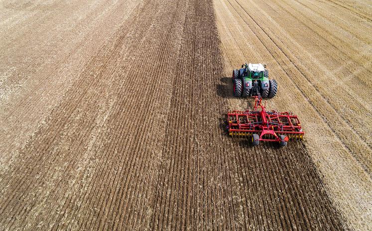 Le Carrier peut accueillir des disques, mais aussi une herse, un rouleau ou des dents plates, pour un travail sur mesure.