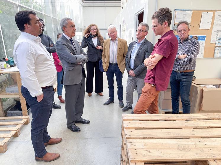 Jeudi 10 avril, à Ouarville. Le préfet Hervé Jonathan (2e à g.) à découvert l'exploitation des frères Besnard, représentée par Alexandre (2e à d.), en présence notamment du président de la Chambre, Yohann Serreau (à g.), de celui de la FNSEA 28, Bertrand Petit (à d.), de représentants de la DDT et d'élus du territoire.