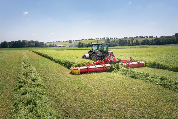 L’offre Pöttinger en faucheuses de type papillon avec groupeur à vis sans fin se compose des modèles Novacat V 9200 CF (9,20 m) et Novacat V 10000 CF (de 9,62 à 10,02 m).