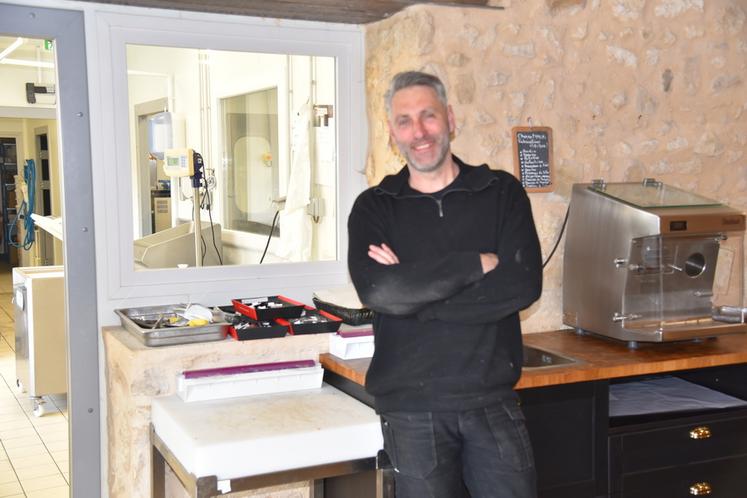 Aufferville, mardi 25 mars. Vincent Morisseau passe de sa casquette d'exploitant agricole à commerçant dans sa boutique. 