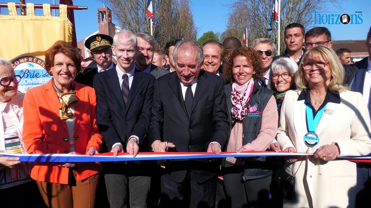 Coulommiers, vendredi 11 avril. Le Premier ministre, François Bayrou, entouré du député et ancien ministre Franck Riester et de la présidente du comité de la foire, Sarah Esmieu, coupe le ruban inaugural.
