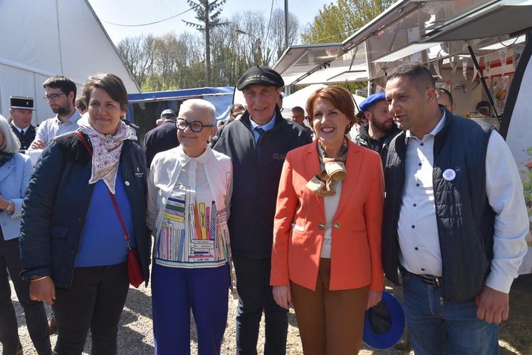 Vendredi 11 avril, à Coulommiers. Cécile Contal, éleveuse et nouvelle élue Chambre, Philippe Dufour (au c.) et Christophe Deplanche, président du syndicat des viandes à Rungis, aux côtés des ministres Françoise Gatel et Annie Genevard, devant l'espace Interbev.