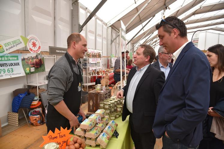 Vendredi 11 avril, à Coulommiers. Échanges entre Stéphane Darche, producteur d'œufs de la Ferme des Parrichets à Mouroux (Seine-et-Marne), les président de la Chambre de région Île-de-France, Damien Greffin, et le président de la FDSEA 77 et de la FRSEA Île-de-France, Samuel Vandaele. 