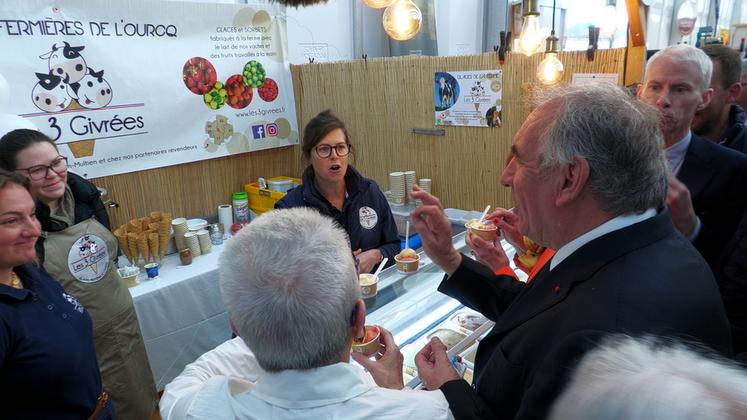 Halte sur le stand des 3 Givrées où les trois ministres ont dégusté une glace. 