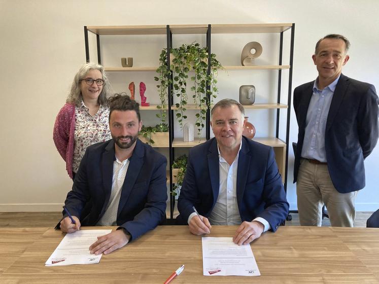 Mardi 8 avril, Dorian Sagot, président de Jeunes agriculteurs Loiret, et Laurent Fesneau, pour le Crédit agricole, ont signé une nouvelle convention. 