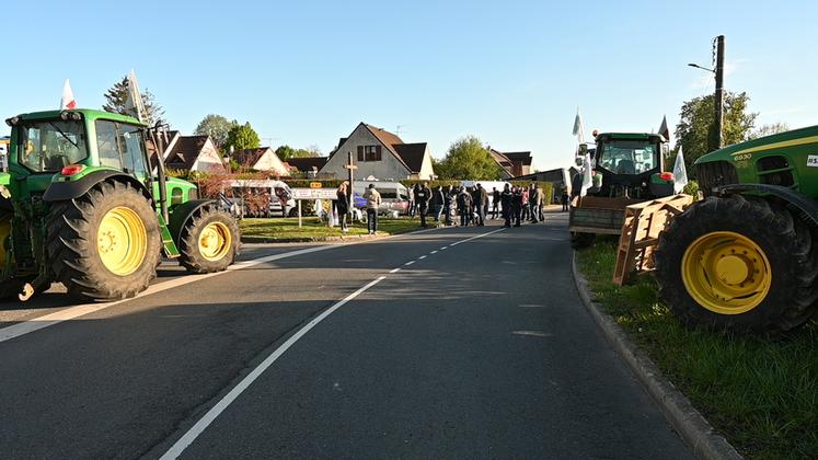 Auffargis (Yvelines), jeudi 17 avril. Les agriculteurs ont manifesté devant l'OFB en marge d'une visite ministérielle à laquelle ils n'ont pas été conviés. 