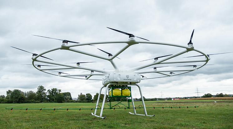Le Sénat a adopté le 9 avril une loi encadrant l’usage des drones en agriculture, permettant une application plus précise et réduite des produits phytosanitaires. Rémi Dumery, agriculteur en Beauce, y voit un progrès technologique, mais souligne la nécessité d’une communication claire pour rassurer le grand public. Soutenue par la FNSEA, cette mesure marque un pas vers une agriculture plus durable et innovante.