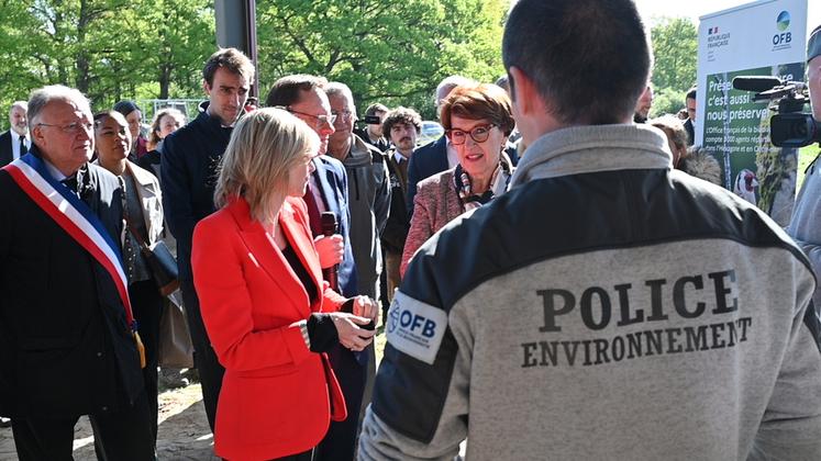 Auffargis (Yvelines), jeudi 17 avril. Les ministres de l'Agriculture, Annie Genevard, et de la Transition écologique, Agnès Pannier-Runacher, ont affiché leur désaccord sur la question du port d'armes discret.
