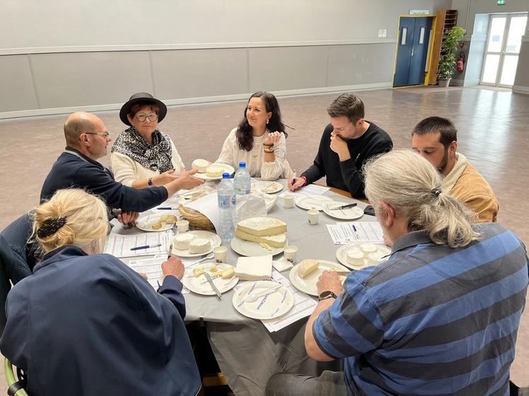 Coulommiers, dimanche 13 avril. Après avoir touché, senti et dégusté chacun des produits présentés sur leur table, les membres du hury remplissent une grille de notation. 
