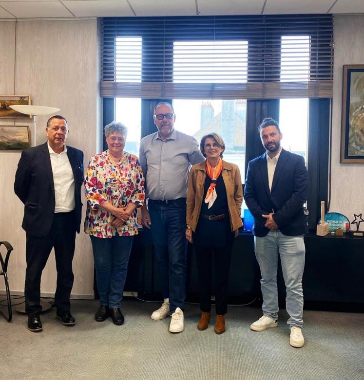 Jeudi 10 avril, à Orléans. Marc Gaudet (au c.), président du Département, a reçu Dorian Sagot (à d.), président de JA 45, en présence des vice-présidents du conseil départemental.