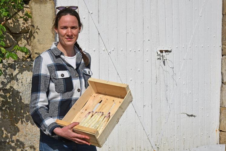 Flavie Delattre cultive des asperges sur son exploitation à Férolles. 