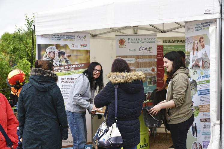 Le CFA de Bellegarde était naturellement présent lors de l’événement. Entre démonstrations de coupe de bois sportive et échanges avec le public, les équipes ont pu faire découvrir les formations proposées par l’établissement, suscitant peut-être de nouvelles vocations.