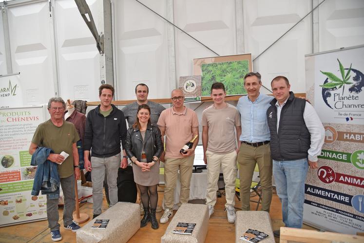 Coulommiers, samedi 12 avril. Une partie des lauréats aux côtés notamment du président de Planète chanvre, Franck Barbier, et du vice-président de la chambre, Guillaume Lefort.