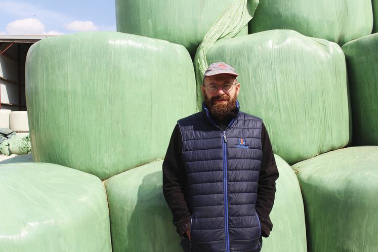 Corentin Pelletier et son père font appel à une entreprise pour de l’enrubannage d’herbe et de luzerne, soit entre 350 et 400 ballots par an.