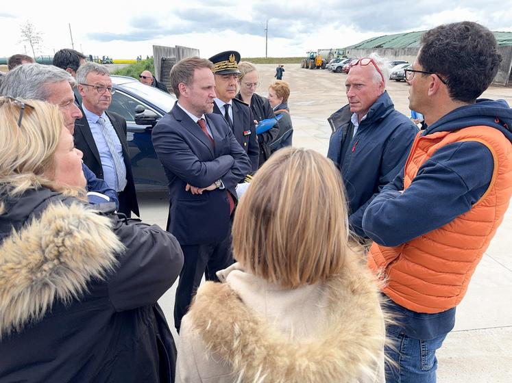 Mercredi 23 avril, à Varize. Les exploitants du méthaniseur Biogaz Beauce, Rémi Baudrin et Marc Guyard (à d.), avaient pas mal de choses à demander au ministre de l'Énergie, Marc Ferracci (au c.).