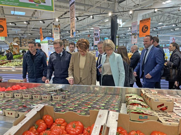 Jeudi 24 avril, à Osny (Val-d'Oise). Accompagnées du préfet du Val-d'Oise, Philippe Court (2e à g.), les ministres Annie Genevard (au c.) et Véronique Louwagie (à d.) observent la provenance des tomates.