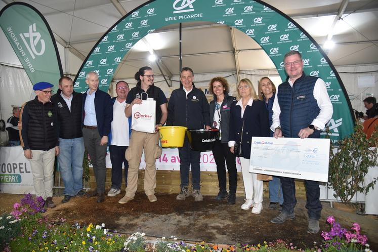 Coulommiers (Seine-et-Marne), samedi 12 avril. Philippe Dufour (au c.), président du concours, a reçu différents prix en blonde d'Aquitaine, dont deux Grands prix d'excellence.