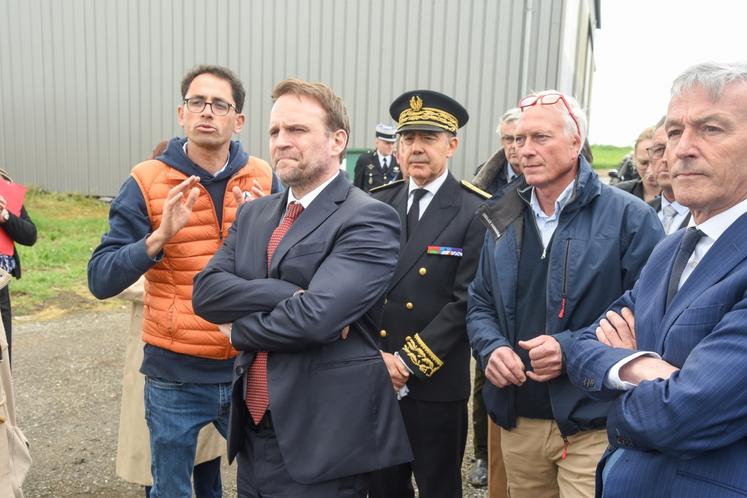 Les deux agriculteurs, Rémi Baudrin et Adrien Guyard, aux côtés du 