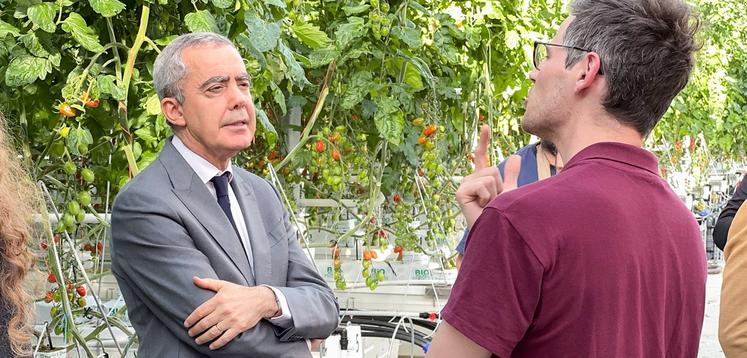 Le préfet d'Eure-et-Loir a visité les serres de La Tomate des frères Besnard, à Ourville jeudi 10 avril.
