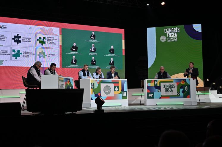 À Grenoble (Isère), jeudi 27 mars. Les élus en charge du projet de transformation du réseau ont détaillé les premières mesures envisagées. 