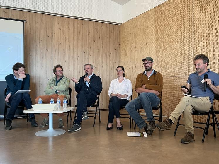 Jeudi 10 avril, à Beynes (Yvelines). De g. à d. : Christian Hubert, Alexandre Ruèche, Olivier Gousseau, Leslie Helfer, Antoine Fremin et Damien Jourdan, lors de l'assemblée générale de l'Association patrimoniale de la Plaine de Versailles.