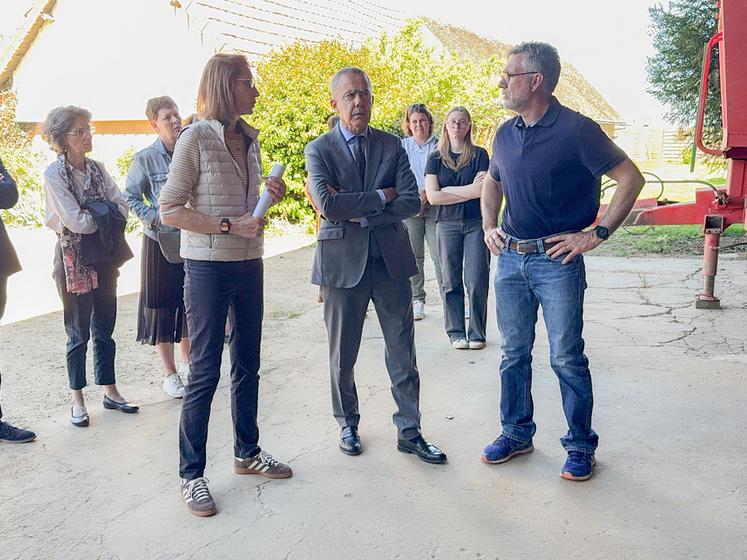 Mardi 29 avril, à Serazereux. Pour le préfet Hervé Jonathan, qui visite l'exploitation de Sylvie et Christophe Daguet, la prise de responsabilité de femmes en agriculture est un atout.