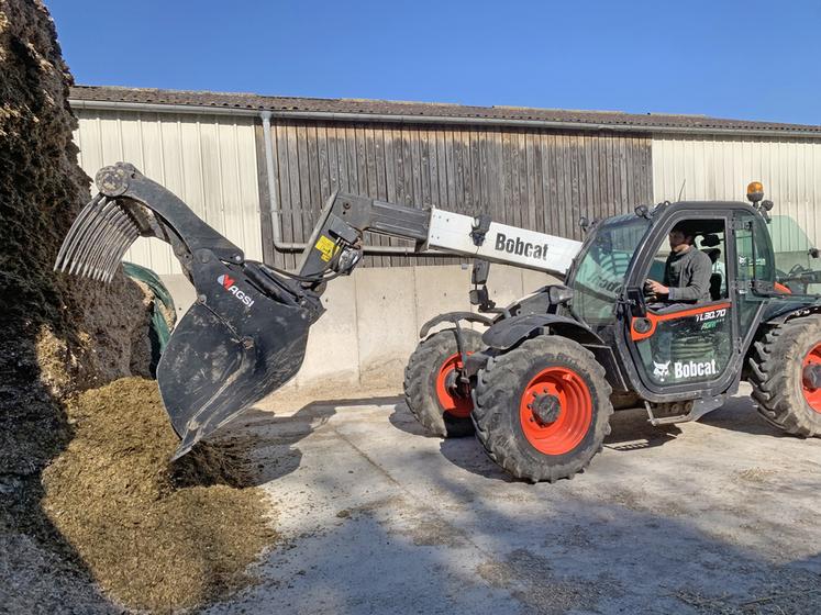 Matthieu Longuet apprécie particulièrement l’EasyShark pour l’alimentation du troupeau. 