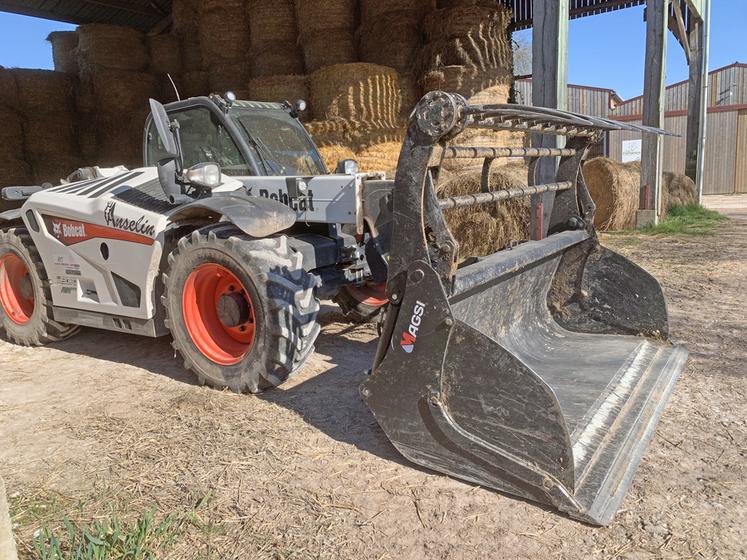 L’ajout de bielles mécaniques permet la fermeture du grappin face à un mur alors que la lame de la benne est en contact direct avec celui-ci.