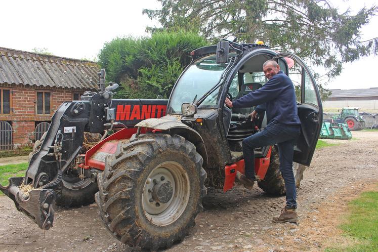 Une seule marche et Emmanuel Bovyn s’installe aux commandes de son Manitou 741 V+.