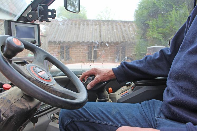 Le joystick ergonomique permet la manipulation facile des fonctions du télescopique.