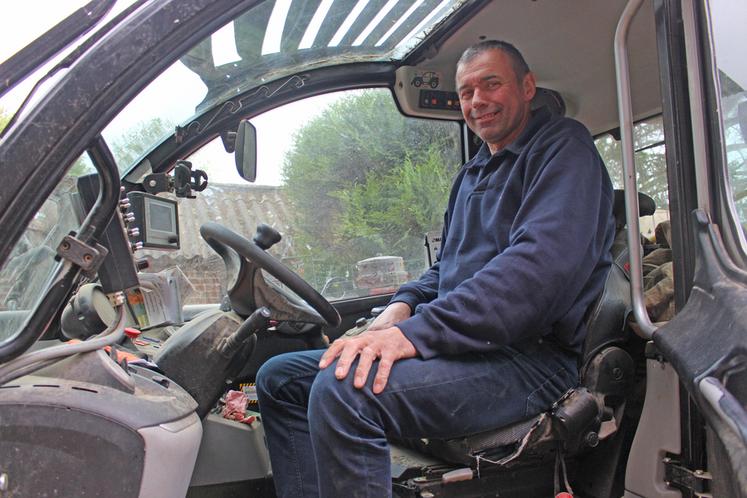 Emmanuel Bovyn travaille confortablement et en sécurité, il est satisfait du débit de chantier.