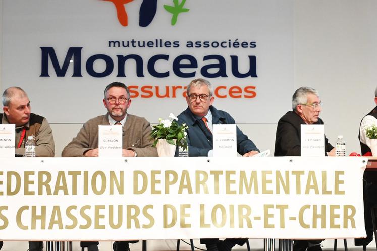 Vendredi 25 avril, à Villiers-sur-Loire. Hubert-Louis Vuitton (à d.) a présidé l'assemblée générale de la Fédération départementale des chasseurs de Loir-et-Cher.