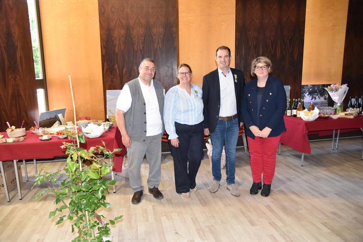 Le Mée-sur-Seine, mardi 29 avril. Franck et Bénédicte Fournier, entourés de leur parrain respectif, Laurence Fournier (à d.) et Michel Biberon.
