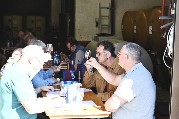 Mardi 29 avril, à Onzain. 18 membres du jury ont dégusté les échantillons participant au concours des vins de l'appellation Touraine-Mesland.