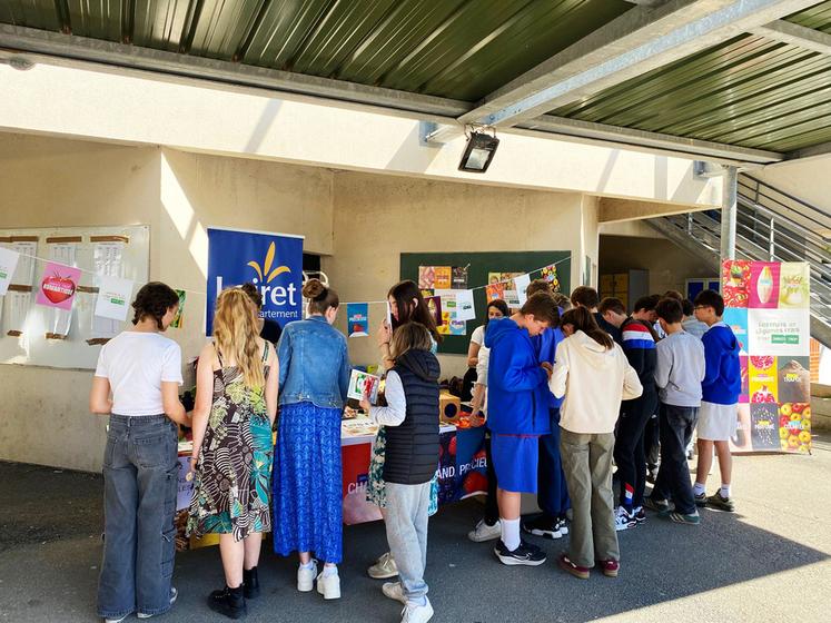 Mardi 29 avril, à Olivet. Curieux, les élèves ont été nombreux à se rendre sur le stand pendant la récréation pour découvrir la filière fruits et légumes.