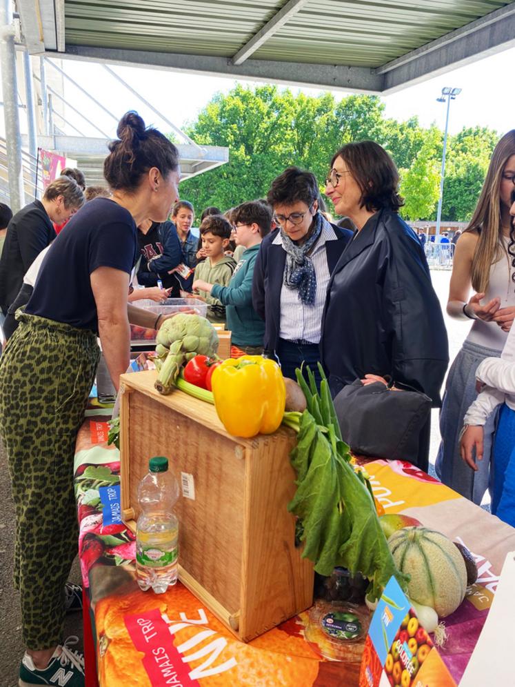 Présente sur place, la préfète Sophie Brocas a montré son soutien à l’opération menée au sein du collège.