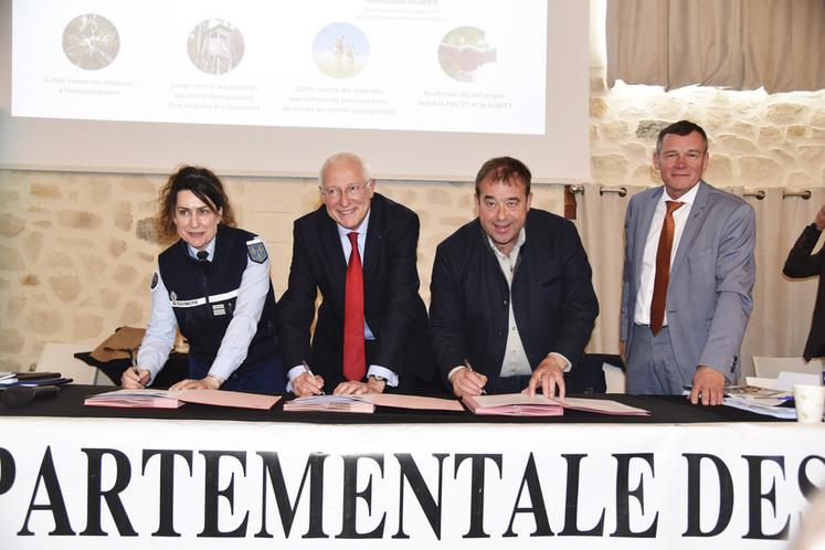 Signature de la convention avec la gendarmerie et l'État. De g. à d. : la colonelle Mélisandre Durier, le préfet Pierre Ory, le président de la FDC 77, Benoit Chevron, et le directeur de la FDC 77, Bruno Mollot.