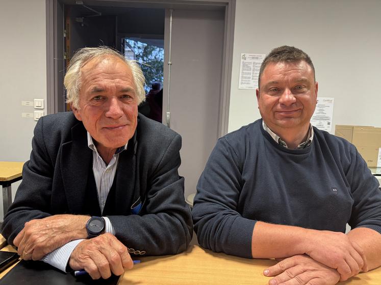 Bertrand Caffin (à g.), président de la section des fermiers depuis 1993, a cédé sa place à Denis Van der Heyden (à d.).