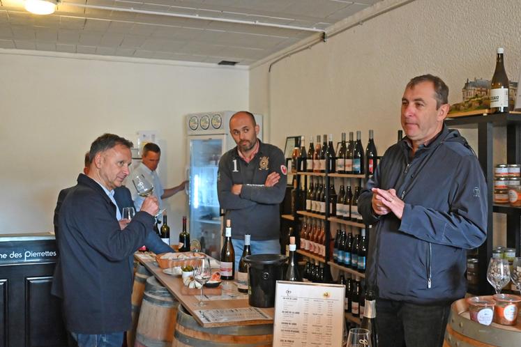 Lundi 5 mai, à Rilly-sur-Loire. Gilles Tamagnan a présenté le Domaine des Pierrettes, qu'il a repris en 2018, aux élus d'Agglopolys. De nombreux projets œnotouristiques ont déjà vu le jour et d'autres devraient être prochainement lancés.