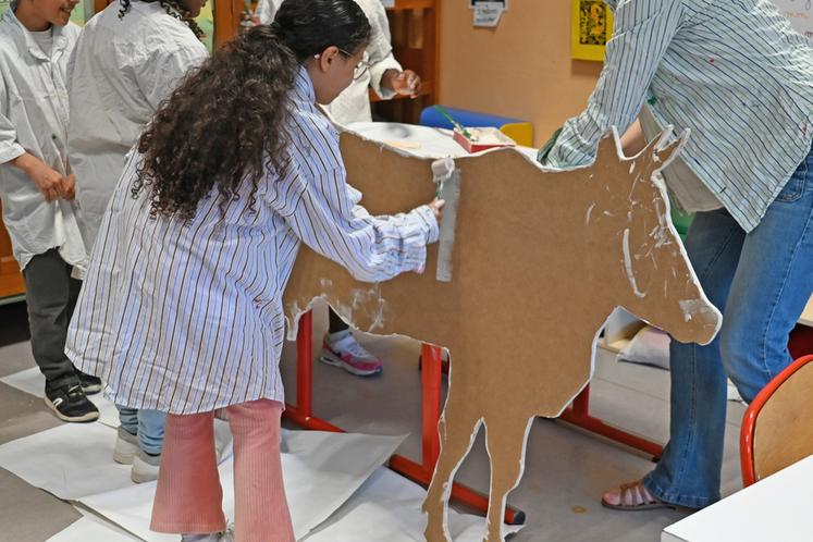 Mardi 29 avril, à Blois. Une classe de l'école Jules-Ferry participe au projet Vach'art en amont du comice scolaire qui se déroulera vendredi 13 juin au parc de la Bouillie.