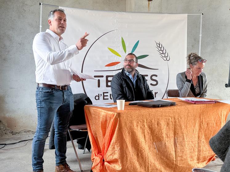 Lundi 12 mai, à Bailleau-le-Pin. Le président de l'association Terres d'Eure-et-Loir, Matthieu Bonnet (à g.), est revenu sur les événements qui ont marqué l'exercice écoulé en assemblée générale.