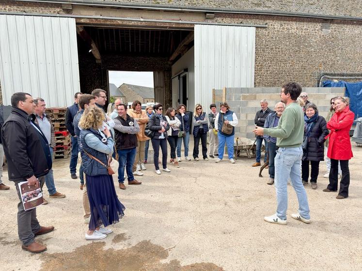 Charles Prieur (à d.) a proposé une visite de l'exploitation familiale. Elle abrite la marque Baïo qui produit du cidre et des jus de pomme.