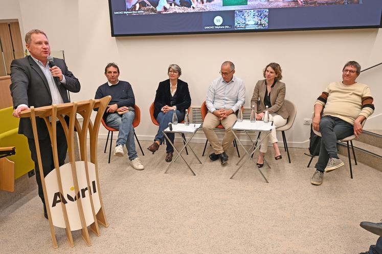 Mardi 6 mai, à Paris. Le président de la FNSEA Grand bassin parisien, Damien Greffin, a introduit les débats sur la culture de la cameline et son usage dans les carburants d'aviation durables.
