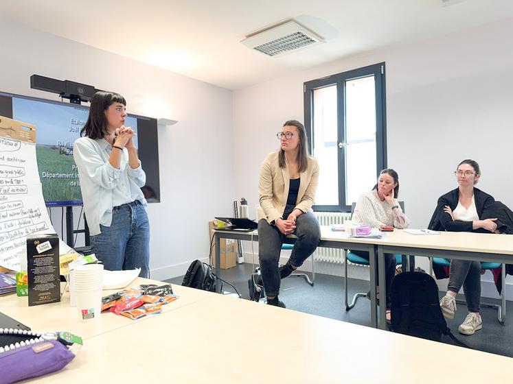 Lundi 28 avril, à Châteauneuf-en-Thymerais. Carla Mailly (à g.) et Allissia Étienne (au c.), de la MSA, ont animé une rencontre-débat sur le travail en exploitation.