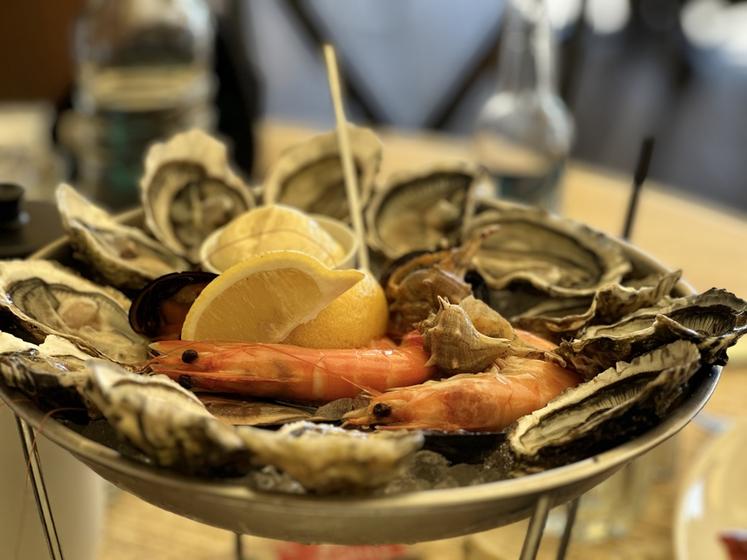Dans les communes qui bordent l'étang de Thau, les huîtres de Bouzigues se dégustent les pieds dans l'eau.