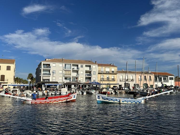 Les joutes de Mèze, un sport emblématique de la région, se pratiquent sur les eaux calmes de l’étang de Thau. Les jouteurs s’affrontent sur leurs barques à fond plat, équipés de lances en bois. Celui qui tombe a perdu !