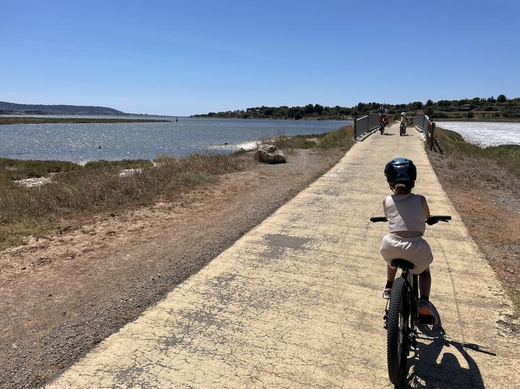Les pistes cyclables qui bordent l'étang de Thau permettent de belles balades.
