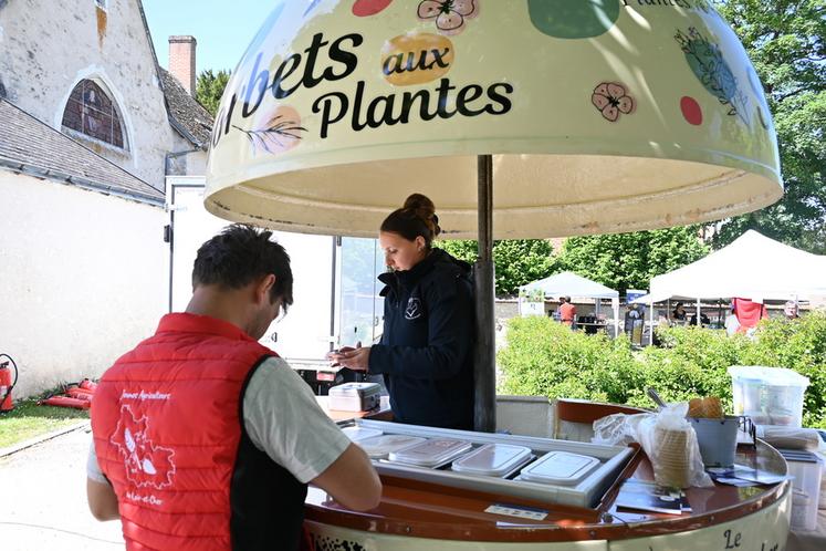 Sous un soleil ardant, un petit arrêt au stand du Rucher aux plantes a permis aux visiteurs de se rafraîchir le palais grâce à ses sorbets.